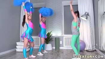 Young cheerleaders have lesbian fun time
